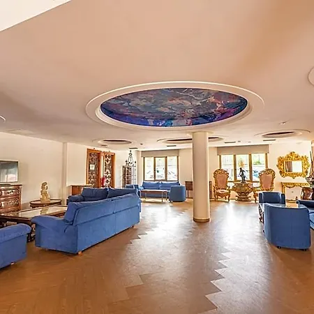 Отель Canada Palace 4*